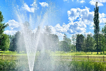 Teich mit Wasserfontäne