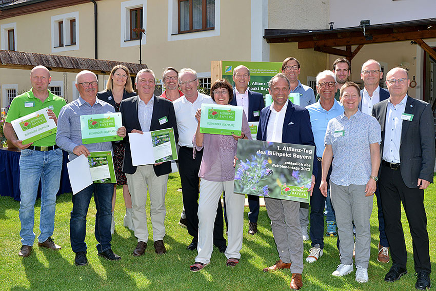 Gruppenbild mit Umweltminister Glauber und Vertretern der Blühenden Golfplätze