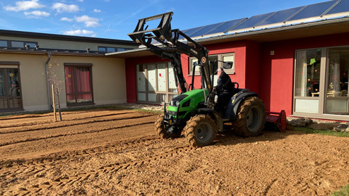 Traktor fräst und sandet Boden, Foto: Michael Wagner