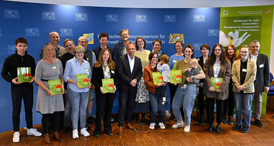 Gruppenbild der Blühpakt Plaketten-Übergabe 2025