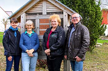 Gruppenbild vor einer großen Insektennisthilfe (Fr. Kaiser, Fr. Lefeber, Fr. Schüßler-Hansen, Hr. Bienmüller) 