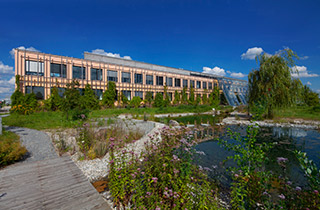 Teich vor Firmengebäude