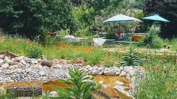 Naturnaher Garten mit Gartenteich und Sitzecke
