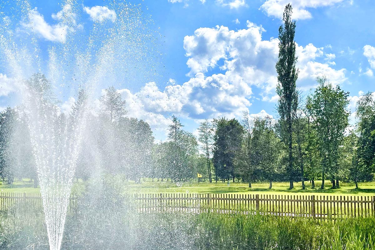 Teich mit Wasserfontäne