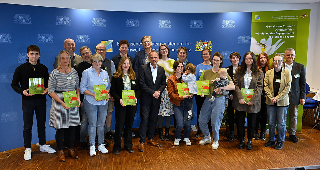 Gruppenbild der Blühpakt Plaketten-Übergabe 2025