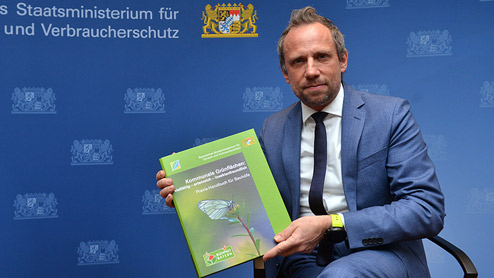 Umweltminister Thorsten Glauber präsentiert das Praxishandbuch für Bauhöfe