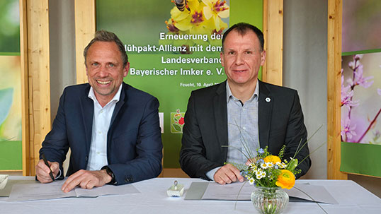 Gruppenbild bei der Auszeichnung Blühender Betrieb